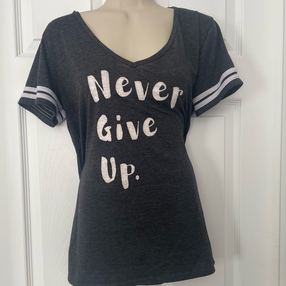 Never Give Up. Gray Tee